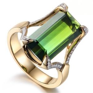 🍀 Stunning Green Emerald (faux) Gem in a ring Setting of Gold. Size 7